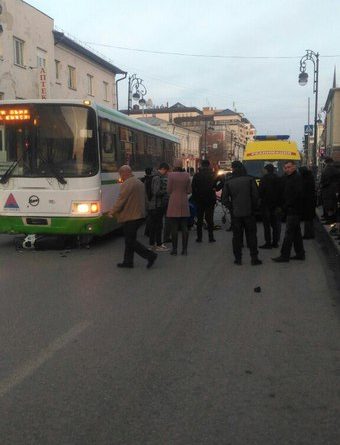 Скутер попал под автобус в Тюмени