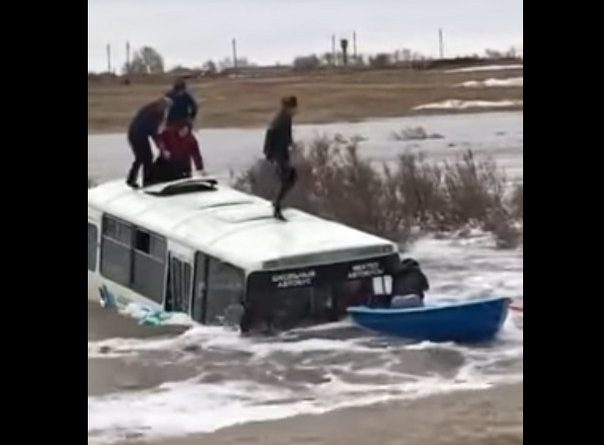 автобус с детьми смыло с дороги в Казахстане