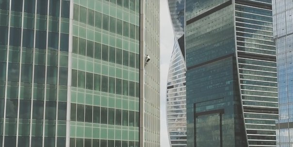 Человек-паук из Тюмени залез на башню в Москве