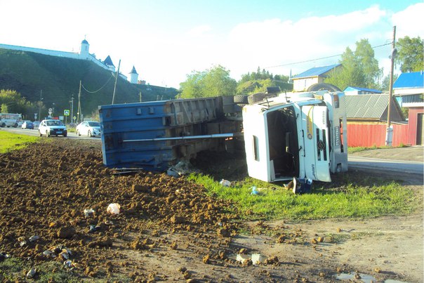 грузовик перевернулся в Тобольске