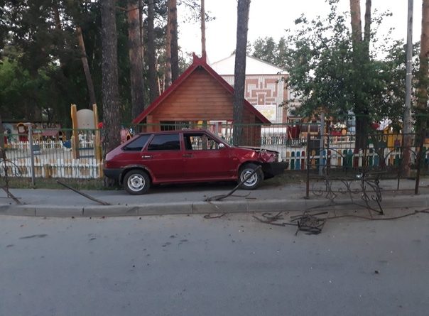 Пьяный лишенец снес забор около детского сада в Заводоуковске