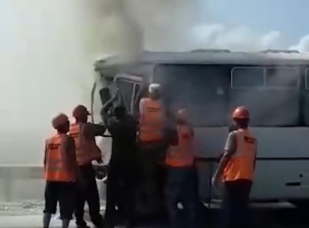 Под Омском автобус влетел в фуру, после чего загорелся. ВИДЕО момента аварии и спасения водителя