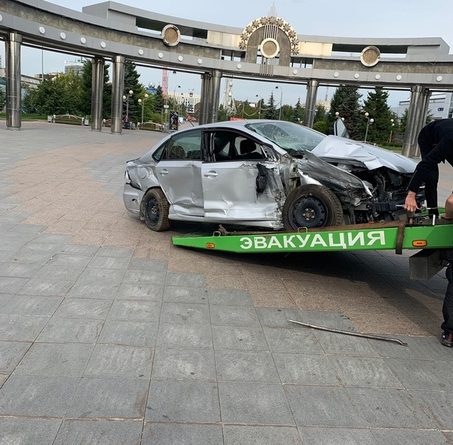 Разбитый автомобиль с манекеном погибшего ребенка установили в центре города тюменские полицейские