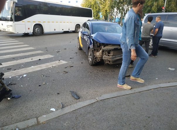 Два пассажира такси получили травмы в ДТП у тюменского вокзала