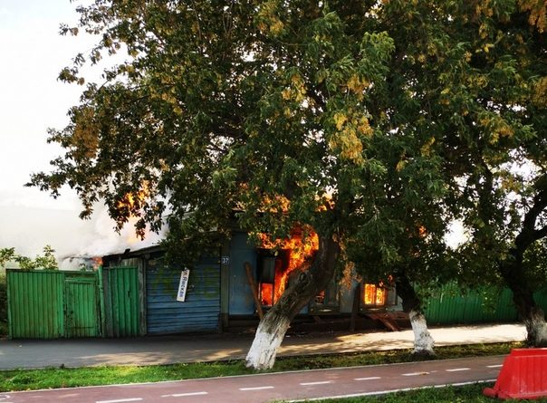 В Тюмени на Ямской горел частный дом. ВИДЕО