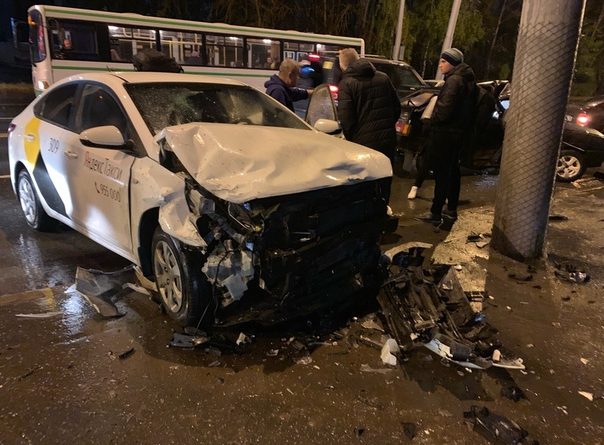 Жесткая авария на Республики-Воровского: пострадала пассажирка такси