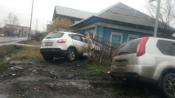 Nissan влетел в частный дом на ул.Демьяна Бедного в Тюмени