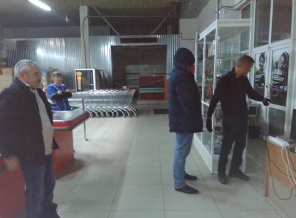 В Тюмени серийный вор спрятался от полицейских под брезент в холодильнике магазина
