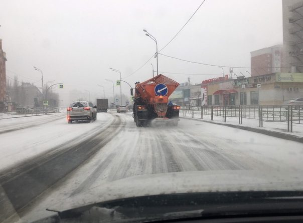 В Тюмени идет снегопад, началась "просолка" дорог