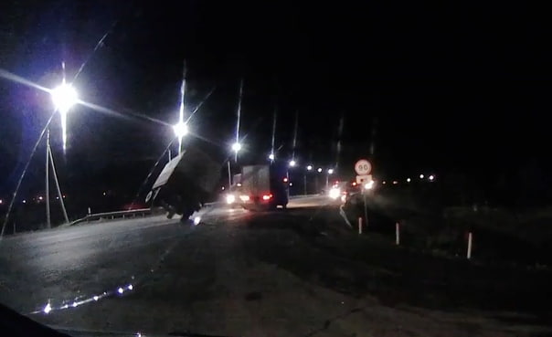 Отцепившийся от фуры прицеп расплющил кабину встречного КАМАЗа. ВИДЕО аварии на трассе Тюмень-Екатеринбург