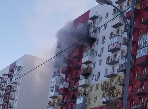 "Ребенок зажигалкой баловался". Пожар на 14-м этаже высотки на Пермякова