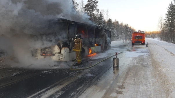 На тюменской трассе сгорел автобус маршрутом "Сургут - Демьянка"