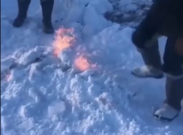 В Новом Уренгое вахтовики нашли "горящий снег". ВИДЕО