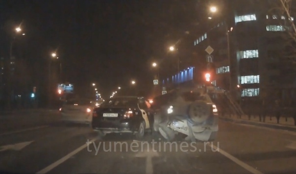 Водитель Яндекс-такси "закемарил" и влетел в стоящие машины. ВИДЕО с улицы Республики в Тюмени