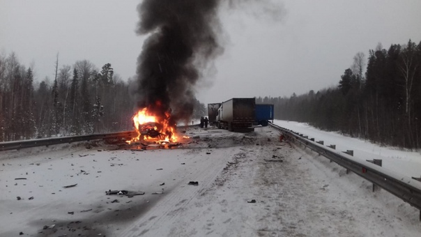 Жуткое ДТП под Нефтеюганском: "Газель" сгорела после массовой столкновения, водитель погиб