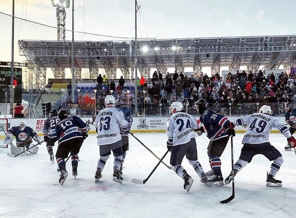 В Тюмени при 15-градусном морозе прошел хоккейный матч "Русской классики". ФОТО