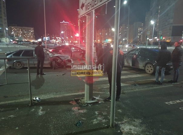 Вечернее автопобоище на Менделеева в Тюмени: "Битых четыре, пятая спаслась, вылетев на бордюр"