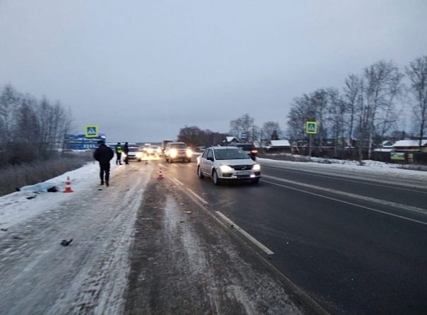 Утром на трассе у Боровского Mercedes сбил насмерть пешехода
