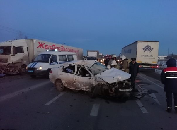 На трассе Екатеринбург-Тюмень Fiat раскурочило между двумя фурами, погиб 80-летний водитель легковушки