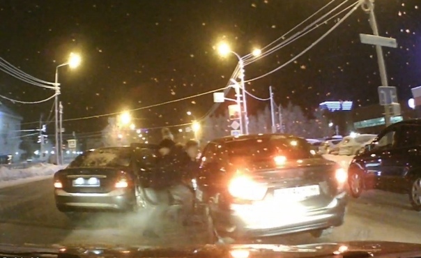 Дорожный конфликт в Сургуте: один водитель побил второго за необдуманный разворот