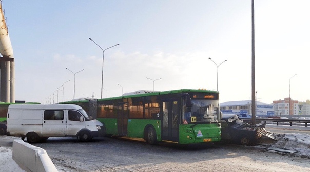 В Тюмени на Федюнинского 15-й автобус притер легковушку к столбу