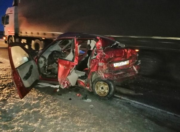 На трассе Тюмень - Омск красную "Калину" смяло меж двух грузовиков, погибла водитель легковушки