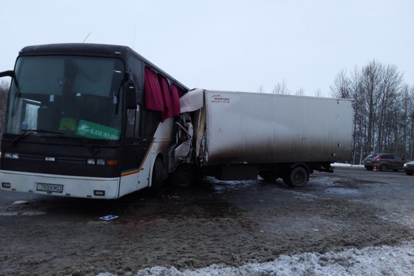 Под Тобольском грузовик врезался в автобус, ехавший из Таджикистана в Сургут. Два человека погибли