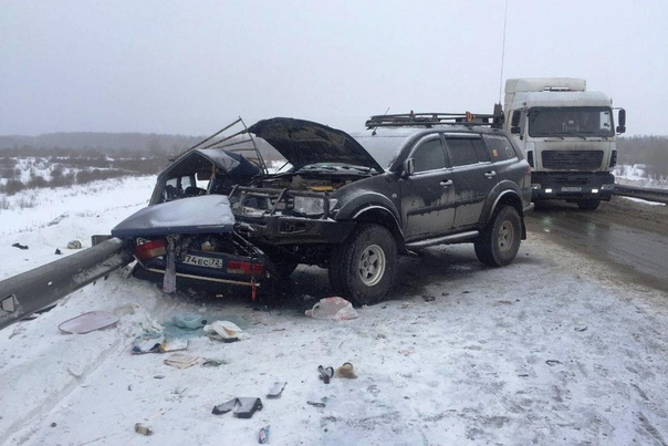 Под Тобольском Pajero пригвоздил к отбойнику "семерку": водитель выжил