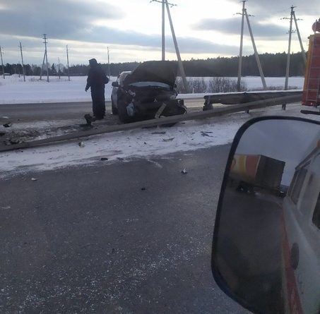 Авария на Московском тракте под Тюменью: легковушка и фура в отбойнике