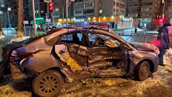 Подробности ночной жесткой аварии в Тюмени: пьяный водитель на красный протаранил такси