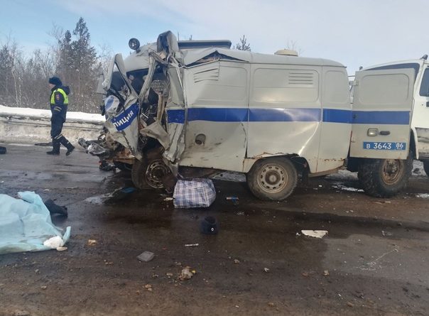Жуткая авария под Сургутом: грузовики смяли полицейскую "буханку", двое сотрудников погибли