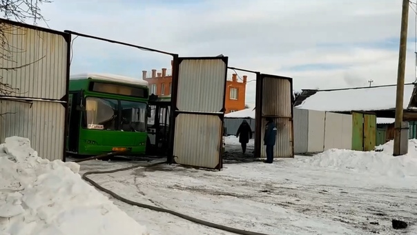 В Тюмени тушили автобус из ассенизаторской машины