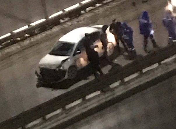 Ночью на мосту по Мельникайте Volkswagen сбил полезшего на отбойник пешехода