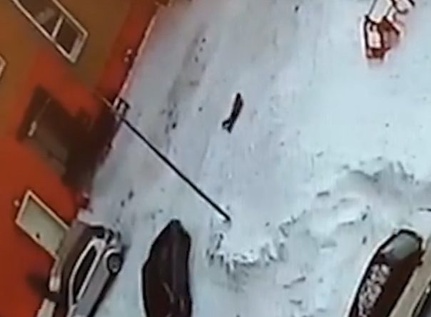 В Новом Уренгое автомобиль наехал на лежащего на снегу ребенка и протащил его по двору