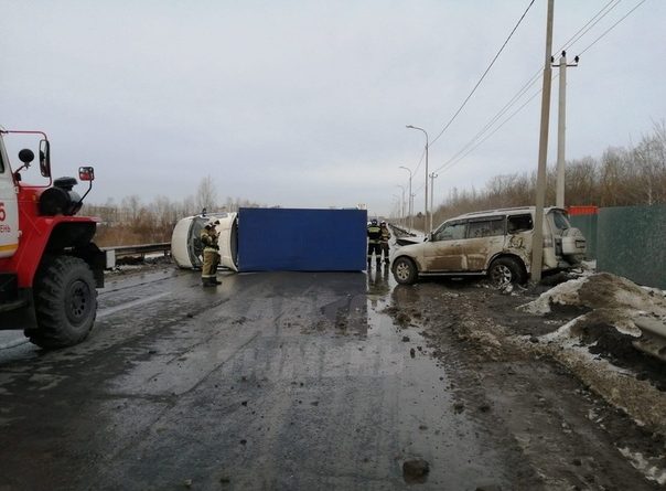 На дороге между Лесобазой и Чекистов внедорожник завалил на бок "Газель"