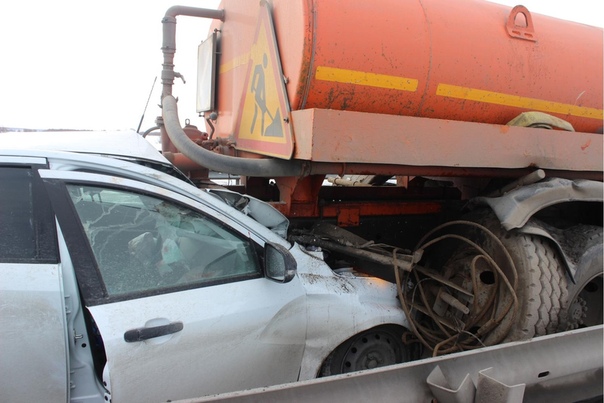 На трассе Тюмень - Омск "Веста" влетела в снегоуборочный грузовик, погиб пассажир легковушки