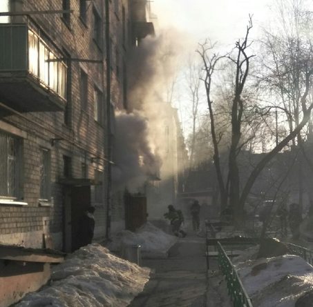 Пожар в пятиэтажке на Геологоразведчиков: "Поставили лестницу, жильцов сверху вытаскивают"