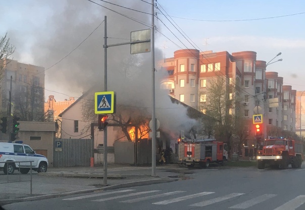 Утренний пожар в доме напротив "Гудвина". ФОТО, ВИДЕО очевидцев
