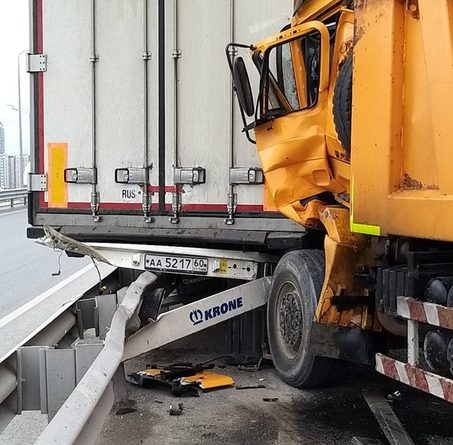 Крупная авария на тюменской объездной: в искореженной кабине самосвала зажало водителя