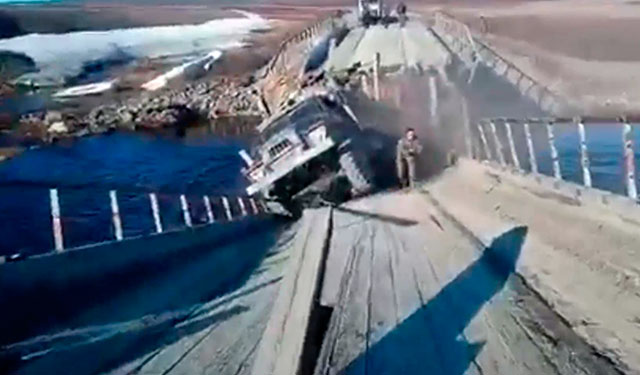 Опубликован момент обрушения моста на Ямале, по которому ехал тяжелый "Урал"
