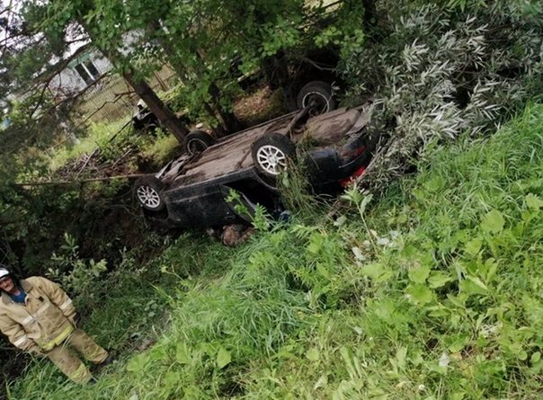 Трагедия в Вагае: водителя "Приоры" придавило перевернувшимся автомобилем