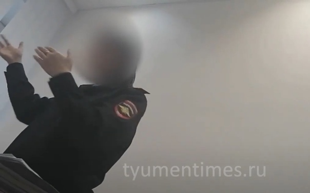 Скандал в отделении полиции в Тюмени: сотрудник МВД отругала посетителя, явившегося без маски