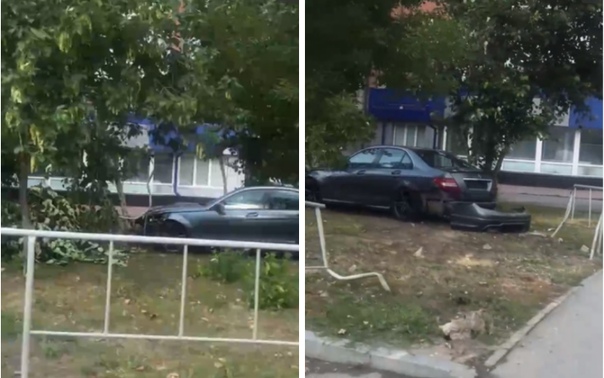 На "полтиннике" Mercedes вынесло на тротуар, где он сбил женщину и снес дерево