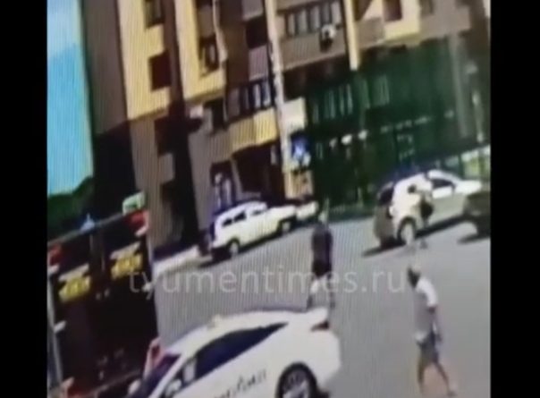 Таксист погнался с ножом за прохожим в Тюмени. ВИДЕО
