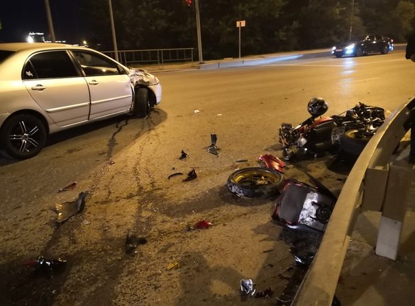 В районе моста по Челюскинцев разбились мотоциклист с пассажиркой, оба в реанимации. Подробности аварии