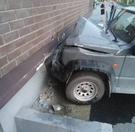 На Лесобазе в стену дома врезался Suzuki Jimny
