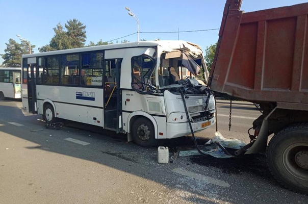 На Тобольском тракте в Тюмени рейсовый автобус влетел в самосвал