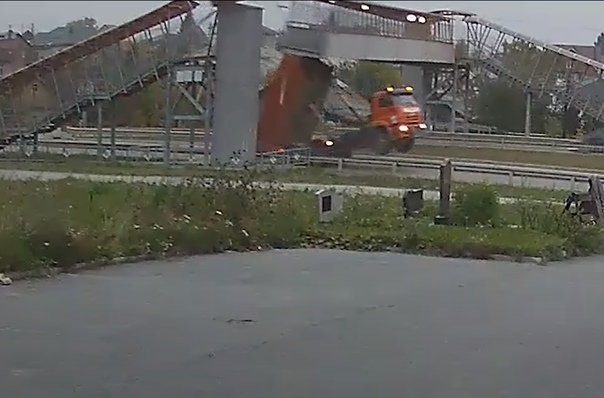 В Екатеринбурге самосвал поднятым кузовом снес надземный переход. ВИДЕО момента смертельного ДТП