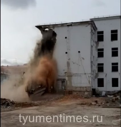 "Столько добра уничтожили" Под колокольный звон в Тюмени сносят главное здание ТГУ. ВИДЕО
