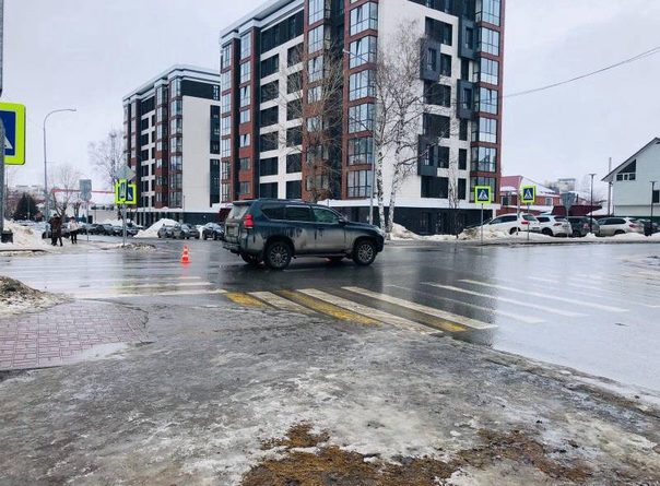 Водитель Land Cruiser Prado переехал пешехода в Ханты-Мансийске. ВИДЕО момента жуткого ДТП